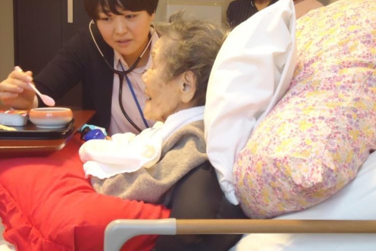 言語聴覚士が咀嚼、嚥下機能を観察