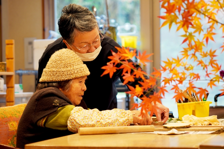 談話室では思い思いの作品を作る陶芸も楽しめる