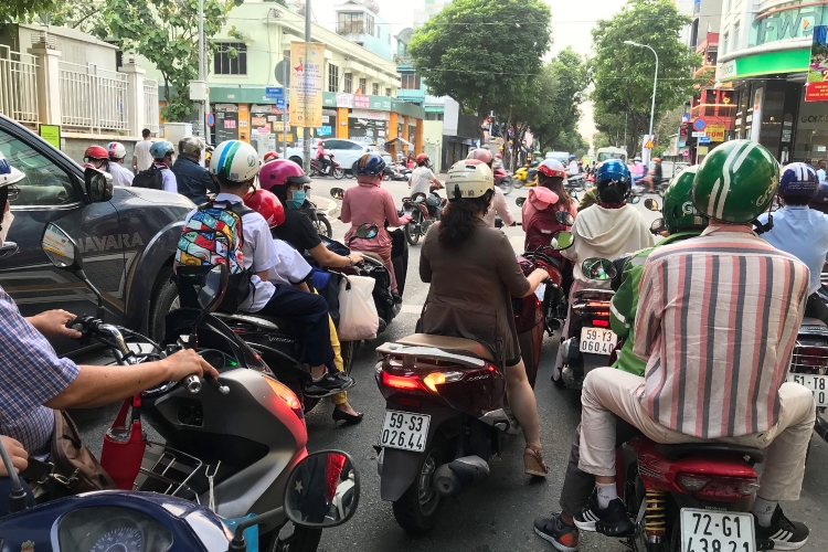 中央左：バイク登校する兄弟　　右：バイクタクシーアプリGrabはグリーンの制服とヘルメットが目印